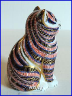 CUTE ROYAL CROWN DERBY GILT IMARI DECORATED 3 CAT / KITTEN FIGURINE with BOX