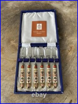 Flatware set with porcelain handles in'Old Imari' pattern by Royal Crown Derby