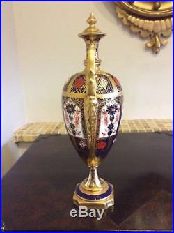 Royal Crown Derby Imari 1128 22ct Gold Decorated Trophy Vase